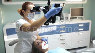 牙科中使用牙科显微镜手术的牙科医生